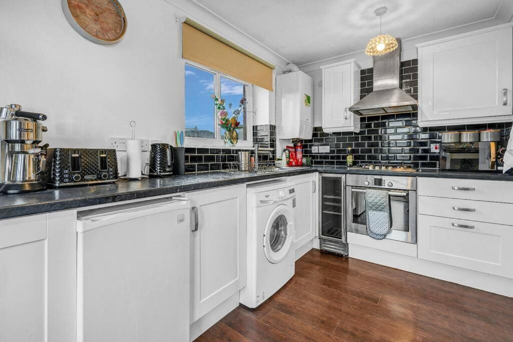 2 Bedroom Apartment On South Beach Road, 에어 외부 사진